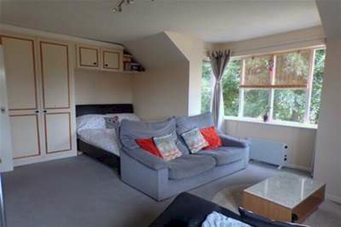 Flat To Rent In Mahon Close, Enfield, EN1