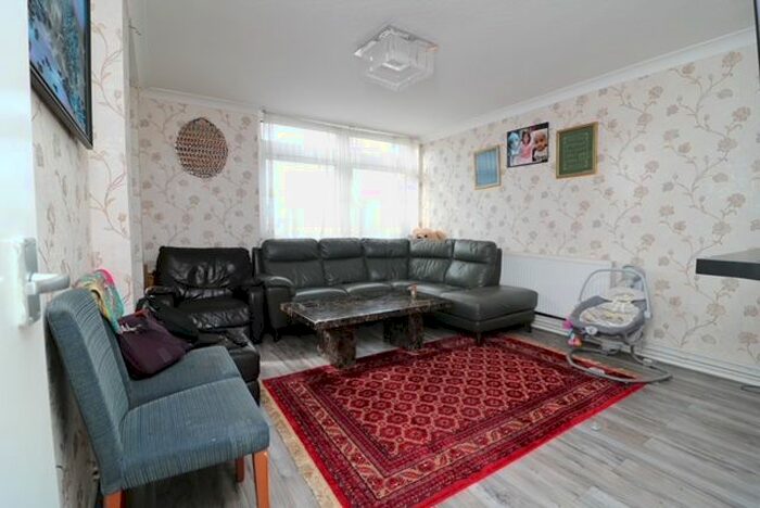 2 Bedroom Flat To Rent In Oakman House, London, SW19