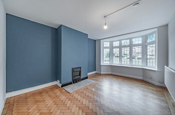 2 Bedroom Flat To Rent In Gateways, Surbiton, KT6