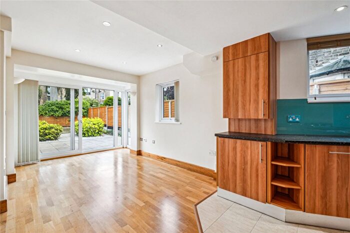 2 Bedroom Flat To Rent In Chatsworth Road, Hackney, London, E5