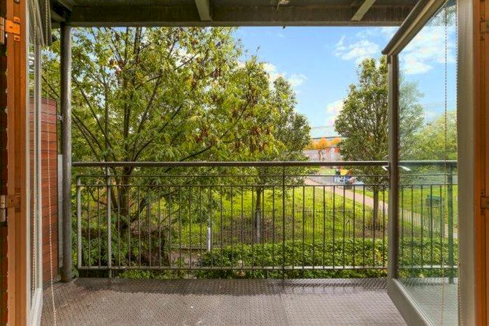 2 Bedroom Flat To Rent In Hunt Close, London, W11