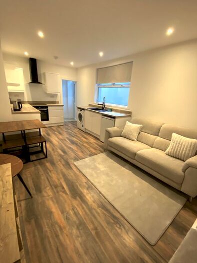 2 Bedroom Flat To Rent In Talbot Street, Cardiff, CF11