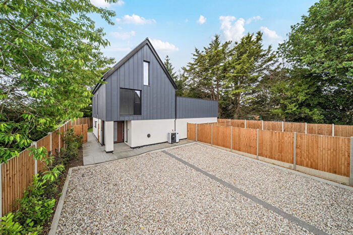 4 Bedroom Detached House For Sale In Kingfield Green, Woking, GU22