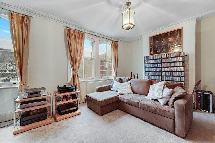 3 Bedroom Terraced House For Sale In Ashmount Road, London, N19