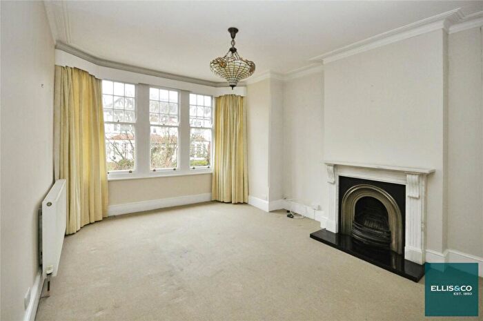 3 Bedroom Apartment To Rent In Church Crescent, Finchley, N3