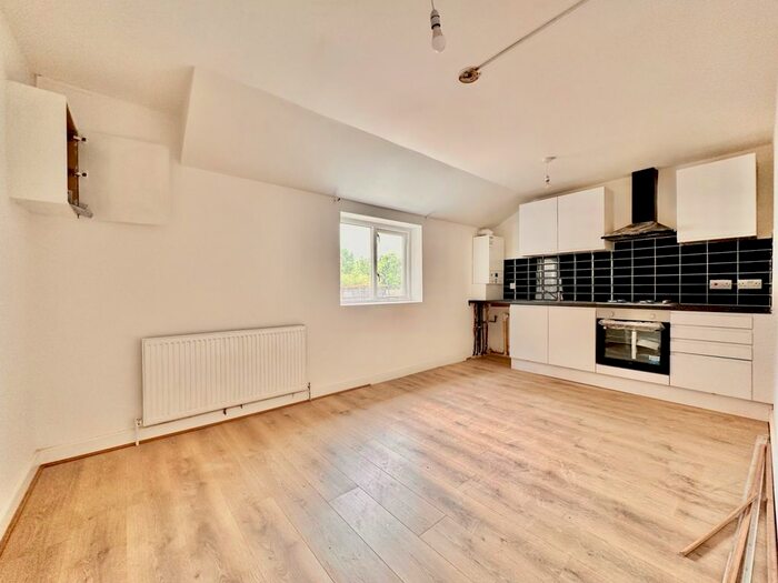2 Bedroom Flat To Rent In Longley Road, London, SW17
