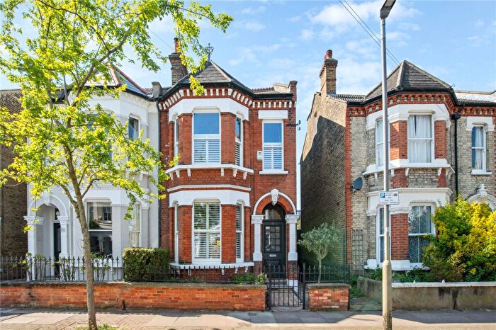 4 Bedroom Semi-Detached House For Sale In Heslop Road, London, SW12