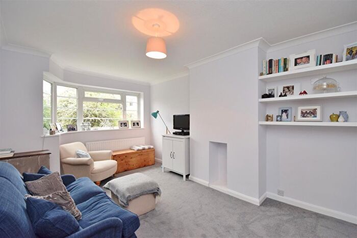 2 Bedroom Flat To Rent In Blackmores Grove, Teddington, TW11
