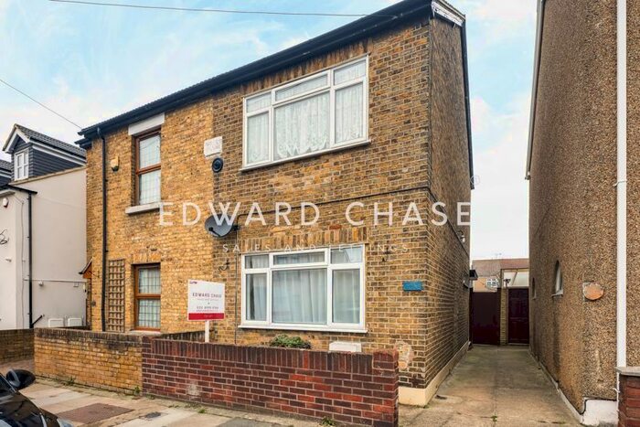 3 Bedroom Semi-Detached House To Rent In Malvern Road, Hornchurch, RM11