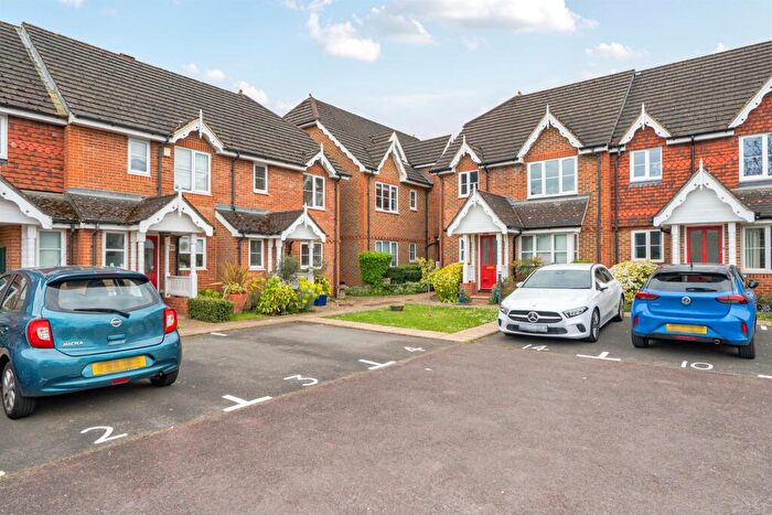 2 Bedroom Maisonette For Sale In Alston Gardens, Maidenhead, SL6