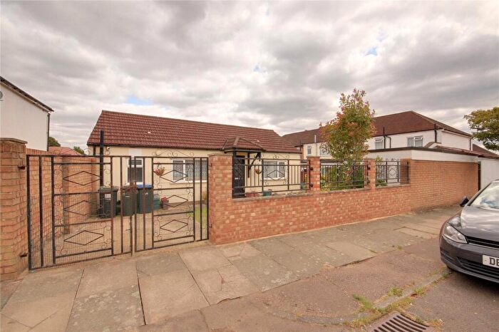 1 Bedroom Bungalow For Sale In Tynemouth Drive, Enfield, EN1