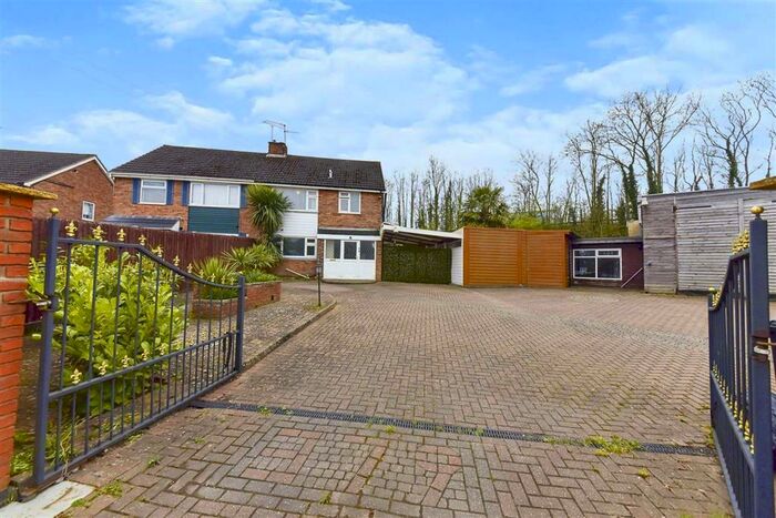 3 Bedroom Semi-Detached House For Sale In Harlaxton Road, Grantham, NG31