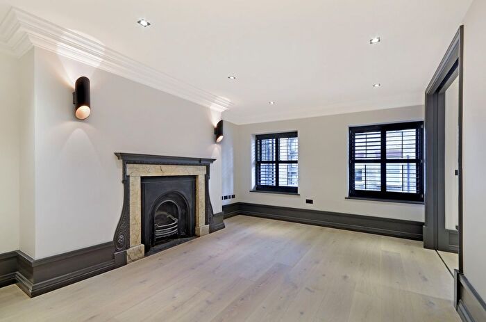 1 Bedroom Flat To Rent In King Street, London, Greater London, Covent Garden, WC2E