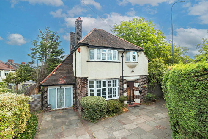 3 Bedroom Detached House For Sale In Woodyates Road, Lee, London, SE12