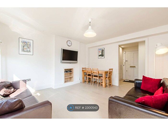 3 Bedroom Flat To Rent In High Trees, London, SW2