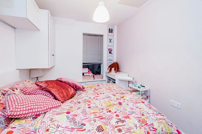 1 Bedroom Flat For Sale In Lindoe Close, Banister Park, Southampton, Hampshire, SO15