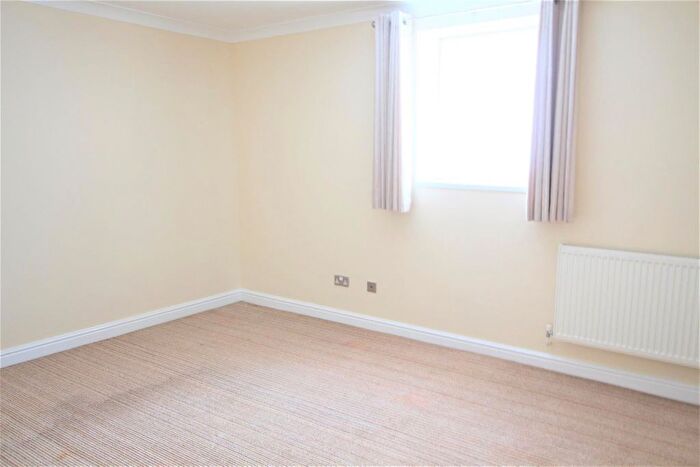 2 Bedroom Flat To Rent In Cleveland Road, Torquay, Devon, TQ2