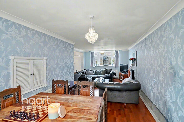 3 Bedroom End Of Terrace House For Sale In Hutton Drive, Brentwood, CM13