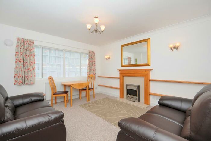 2 Bedroom Maisonette To Rent In Glenhill Close, London, N3