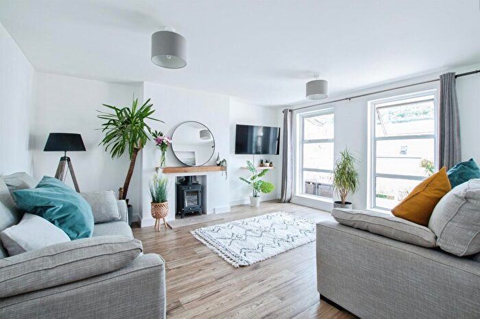 3 Bedroom End Of Terrace House For Sale In Moreys Close, West Lulworth, Wareham, BH20 - Photo 3