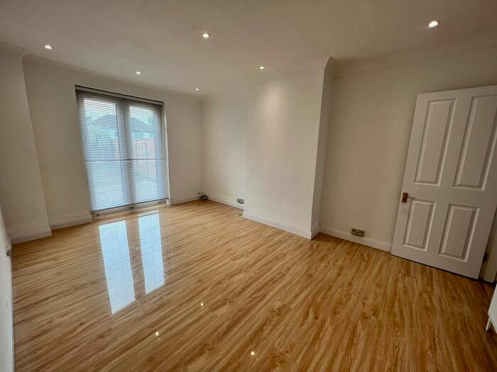 3 Bedroom Semi-Detached House To Rent In Rainham Road North, Dagenham, RM10