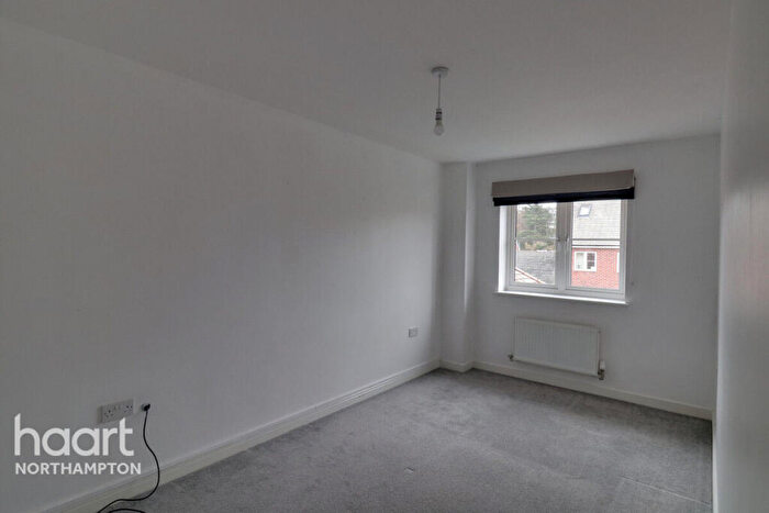 4 Bedroom Semi Detached House To Rent In Oak Grove, Northampton, NN3