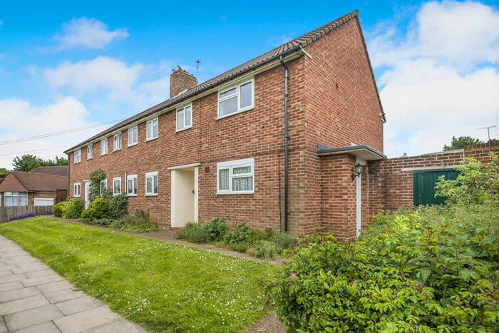 2 Bedroom Flat To Rent In Station Road, Chessington, Surrey, KT9