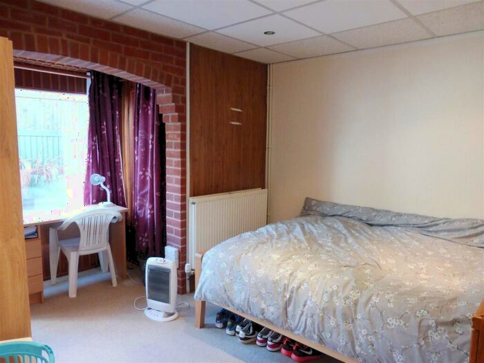 4 Bedroom Semi-Detached House To Rent In Waring Road, Norwich, NR5