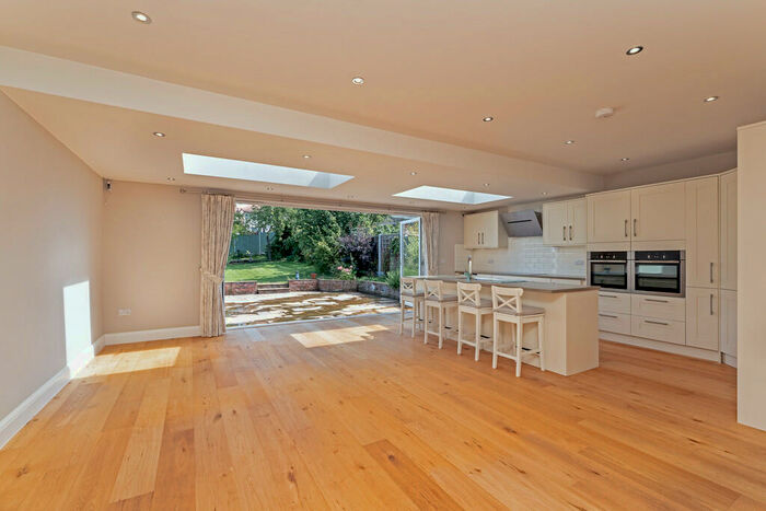 3 Bedroom Semi-Detached Bungalow To Rent In Mansfield Hill, Chingford, E4