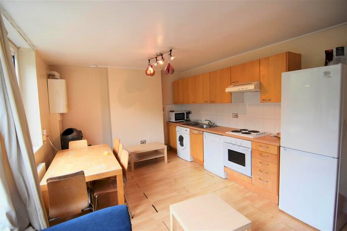 5 Bedroom Flat To Rent In Petersfield Rise, London, SW15