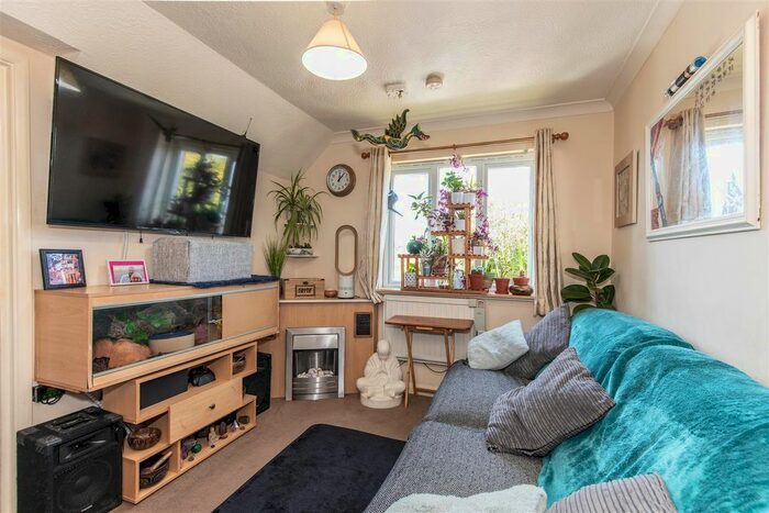 2 Bedroom Flat For Sale In Streatfield Road, Heathfield, TN21