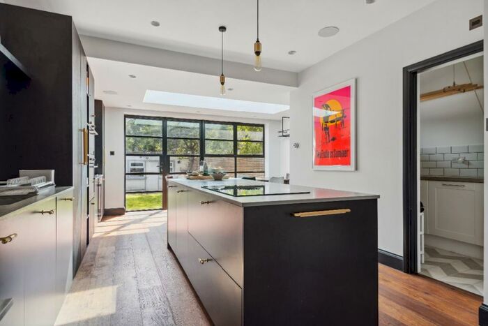 4 Bedroom Semi-Detached House To Rent In Kingsway, SW14