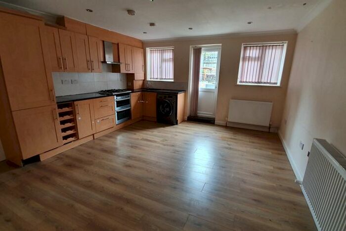 2 Bedroom Flat To Rent In Waddon New Road, Croydon CR0