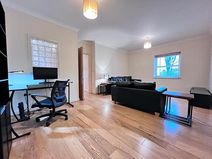 2 Bedroom Flat To Rent In High Road, London, N12