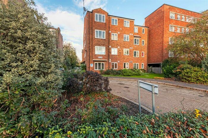 Studio To Rent In Isis Close, London, SW15