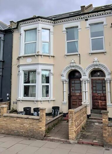 3 Bedroom Flat To Rent In Tooting Bec Road, Tooting, London, SW17