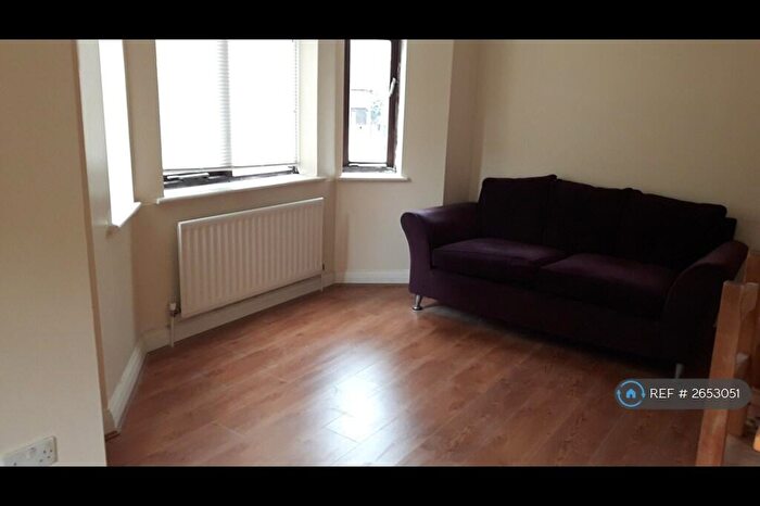 2 Bedroom Flat To Rent In Dukes Court, London, SE13