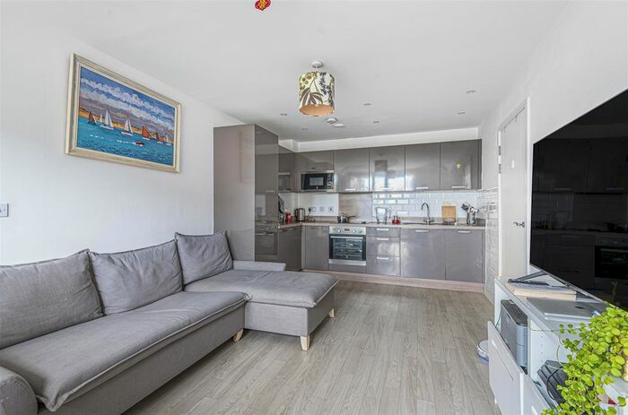 2 Bedroom Flat To Rent In Blondin Way, Rotherhithe, SE16