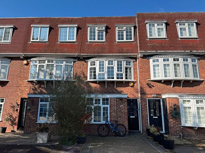 4 Bedroom Town House For Sale In Lansbury Avenue, Chadwell Heath, RM6