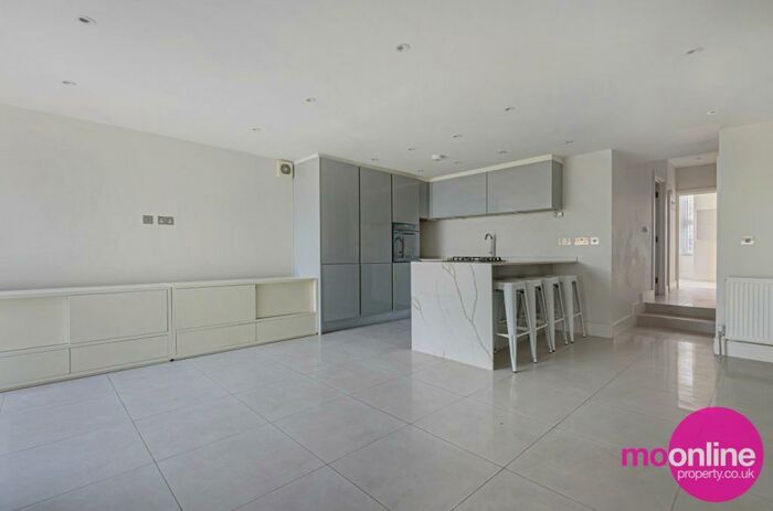 3 Bedroom Apartment To Rent In Station Road, London, N3