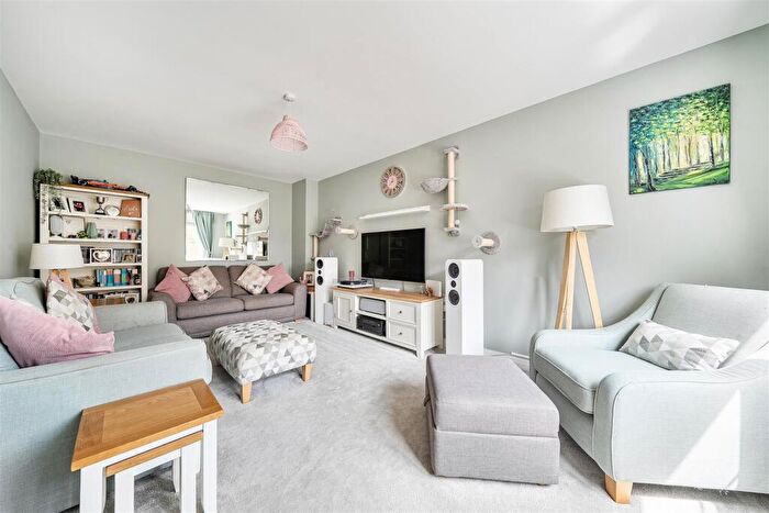 4 Bedroom Detached House For Sale In Deerhurst Road, Daventry, NN11