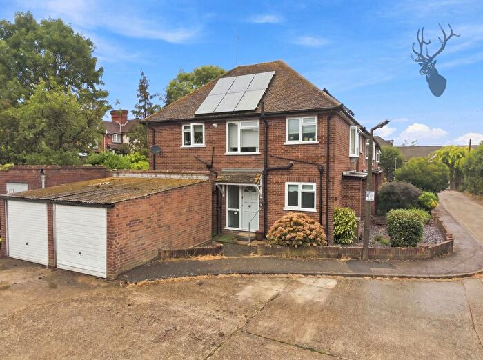 1 Bedroom Flat For Sale In Algers Mead, Loughton, IG10