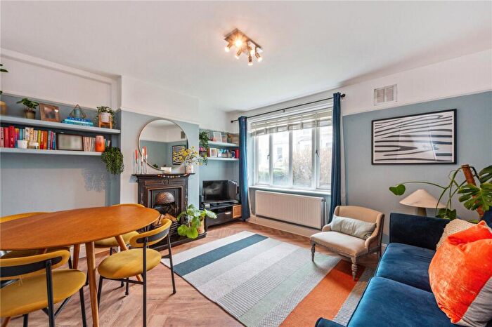2 Bedroom Apartment For Sale In Poets Road, London, N5