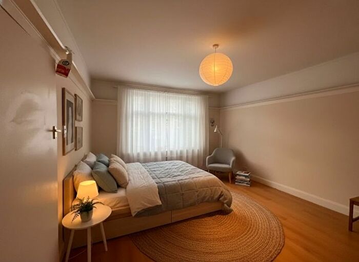 1 Bedroom Semi Detached House To Rent In Gainsborough Gardens, London, NW11