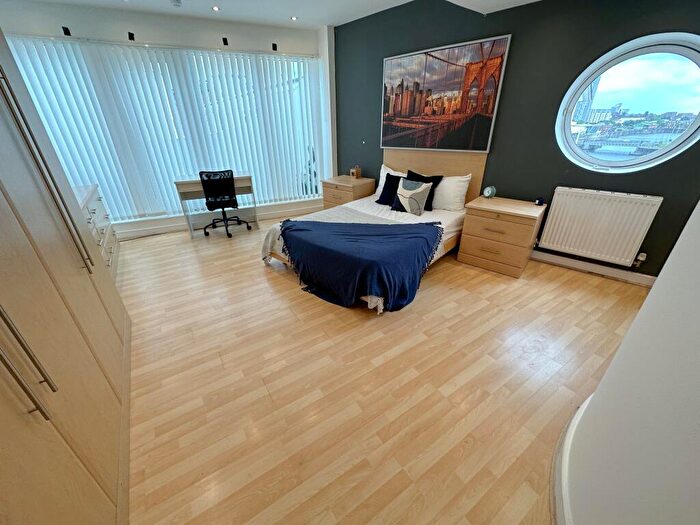 3 Bedroom Apartment To Rent In Royal Quay, L3