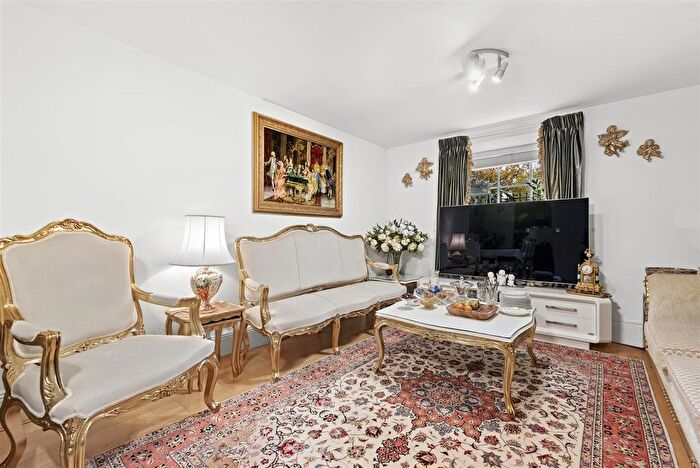 2 Bedroom Flat For Sale In Royal Drive, Princess Park Manor, N11