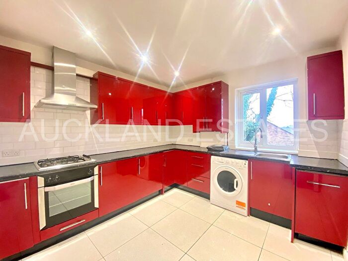 2 Bedroom Maisonette To Rent In The Highlands, Potters Bar, EN6