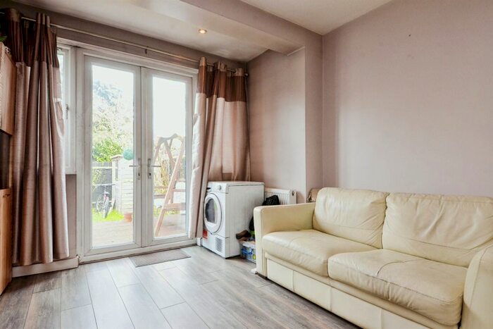 1 Bedroom Flat To Rent In Eastlea Avenue, Watford, WD25