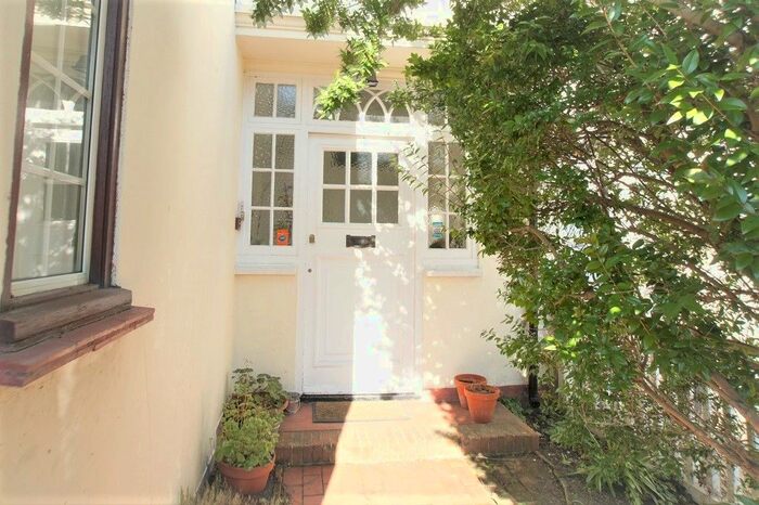 2 Bedroom Flat To Rent In Frewin Road, London, SW18