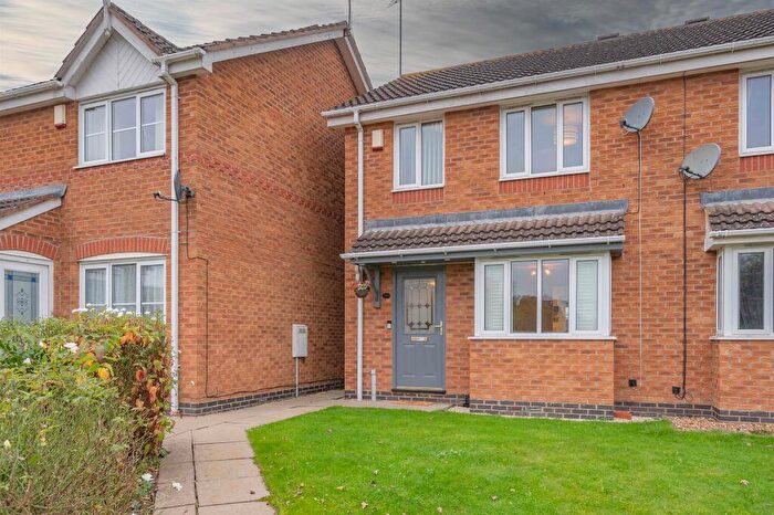 3 Bedroom Semi-Detached House For Sale In Stratfield Way, Kettering, NN15
